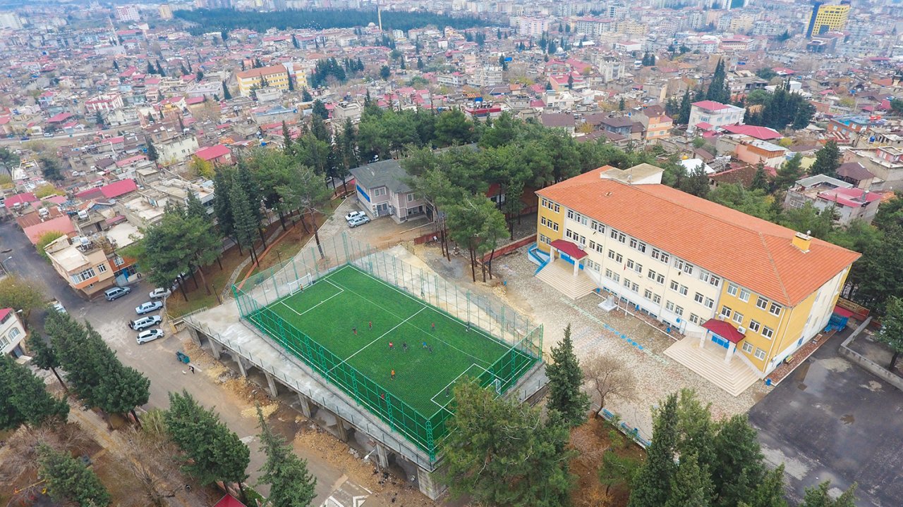 Altı Pazar Yeri, Üstü Halı Saha