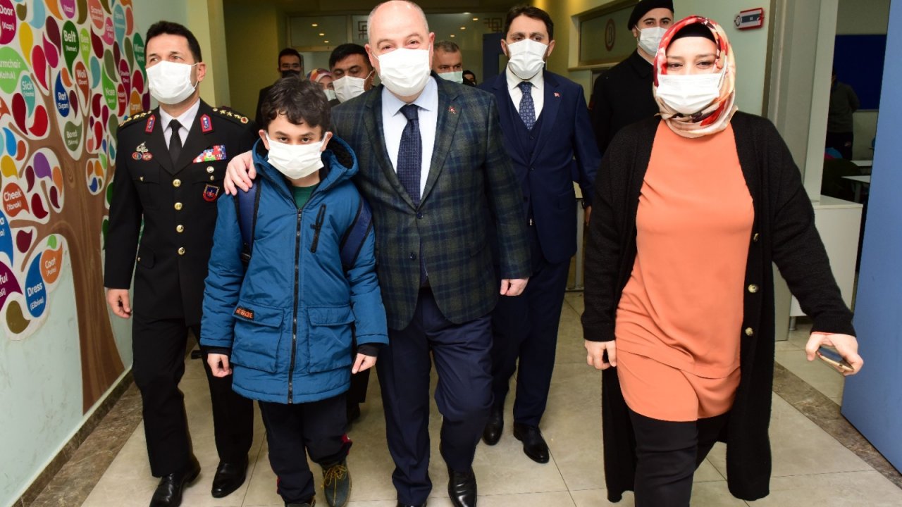 Şehit çocukları bugün babasının arkadaşlarıyla okula gitti