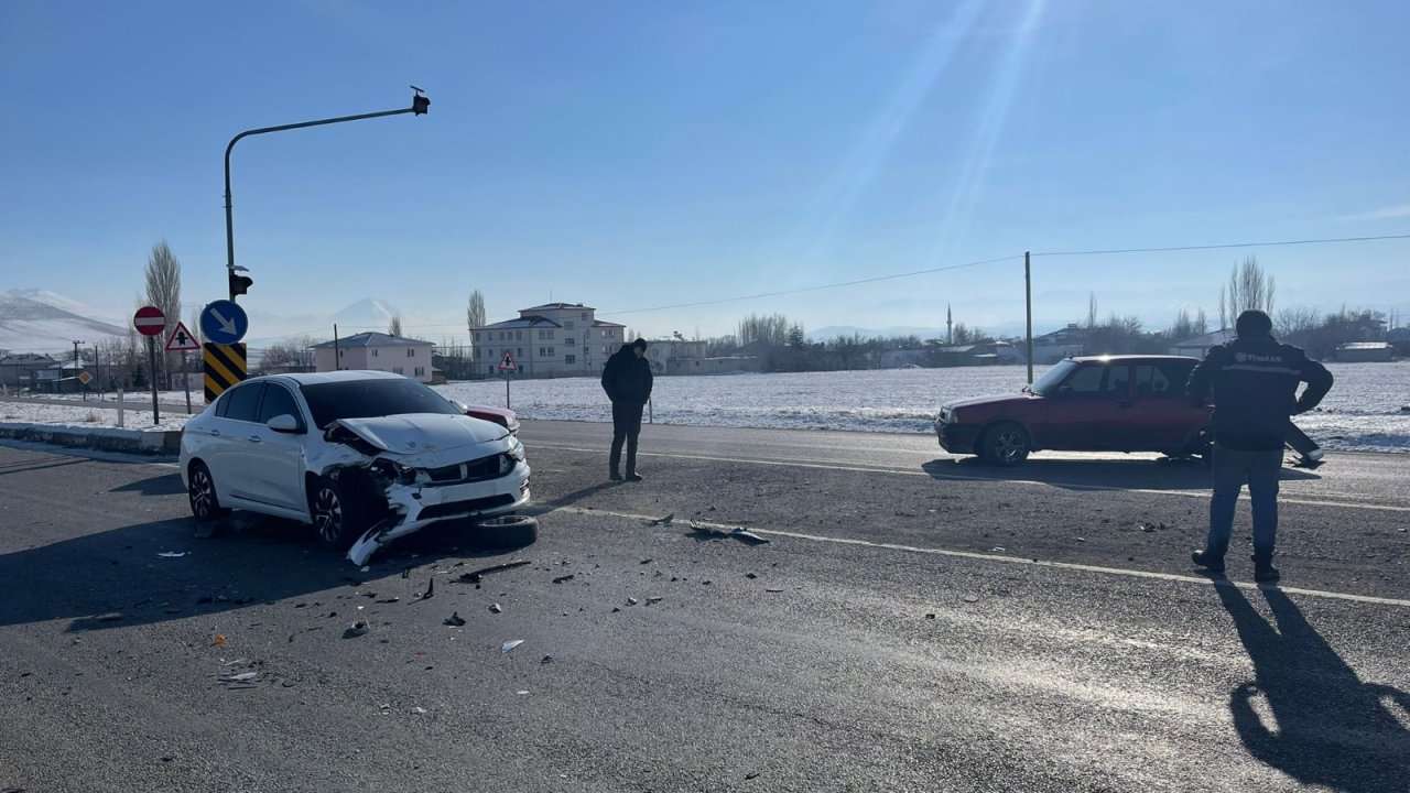 Elbistan'da iki otomobil çarpıştı: 1 yaralı 