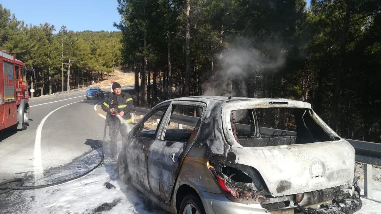 Kahramanmaraş’ta otomobil seyir halinde alev aldı