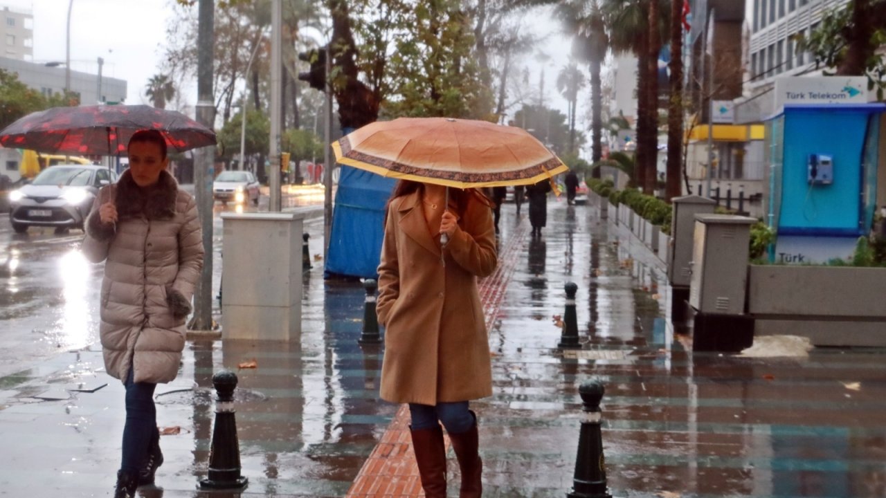 Antalya’da ’Kırmızı’ kod cadde ve sokakları boşalttı