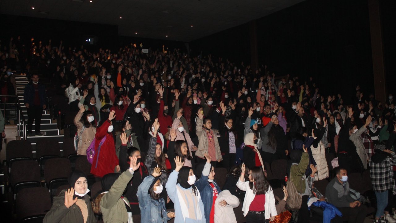 Mükrime Hatun Öğrencilerinden Akif’e Yoğun İlgi