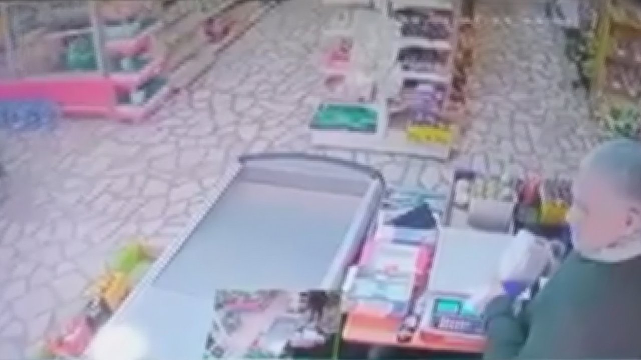 Müşteri gibi girdi telefonunu çalarak kaçtı