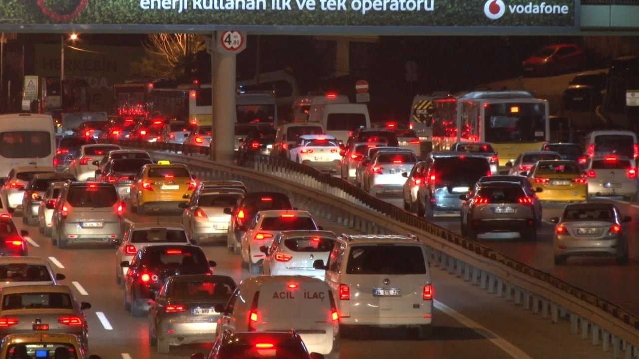 Yılın ilk iş gününde trafik durma noktasına geldi