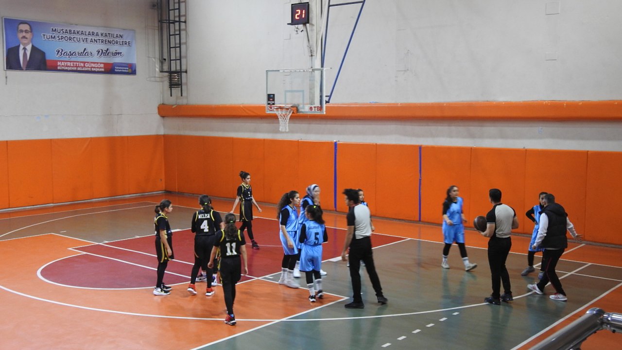 Basketbol müsabakalarında heyecan sürüyor