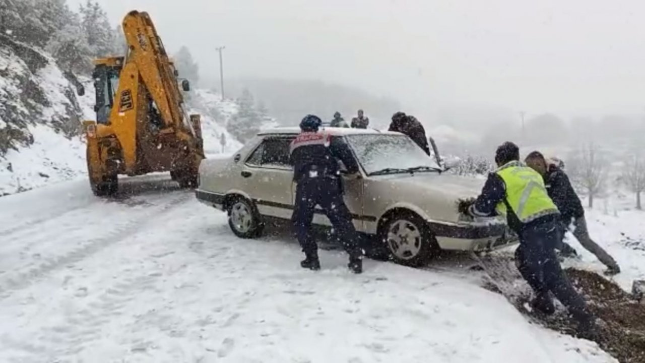 Öğrencilerin ve sürücülerin yardımına jandarma yetişti