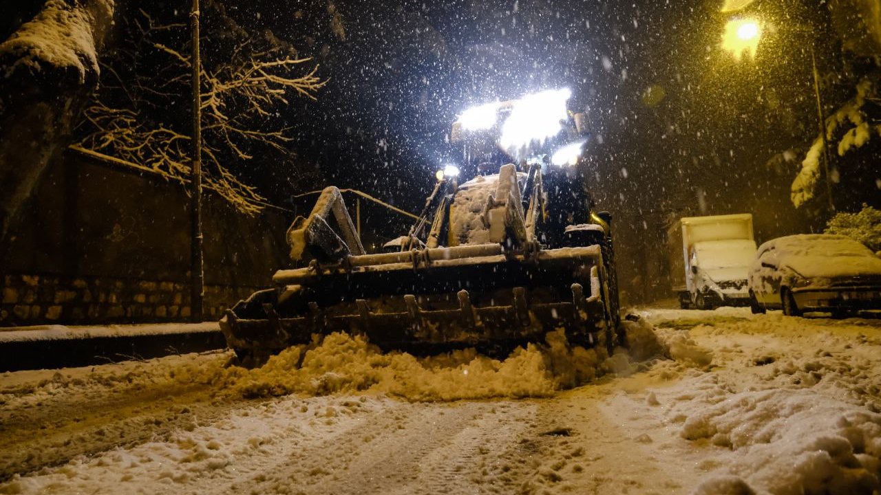 Karla mücadele çalışmalarını gece boyunca sürdürdü