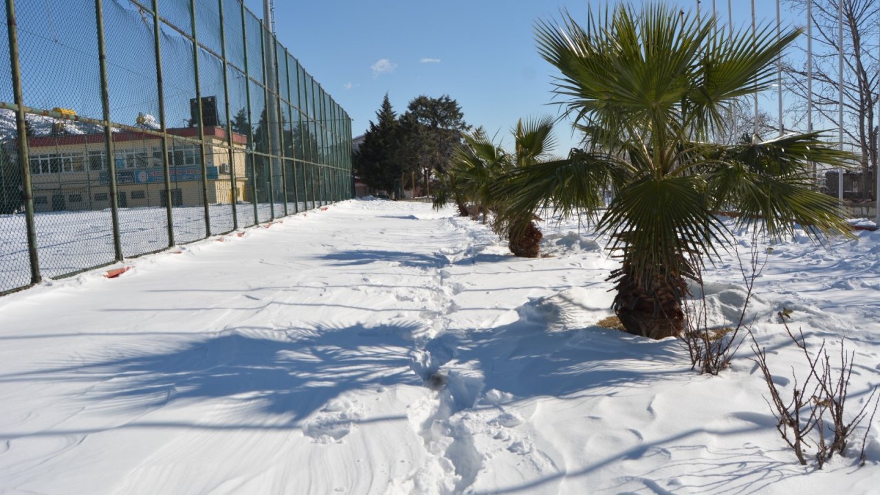 Kahramanmaraş’ta futbol müsabakalarına kar engeli 
