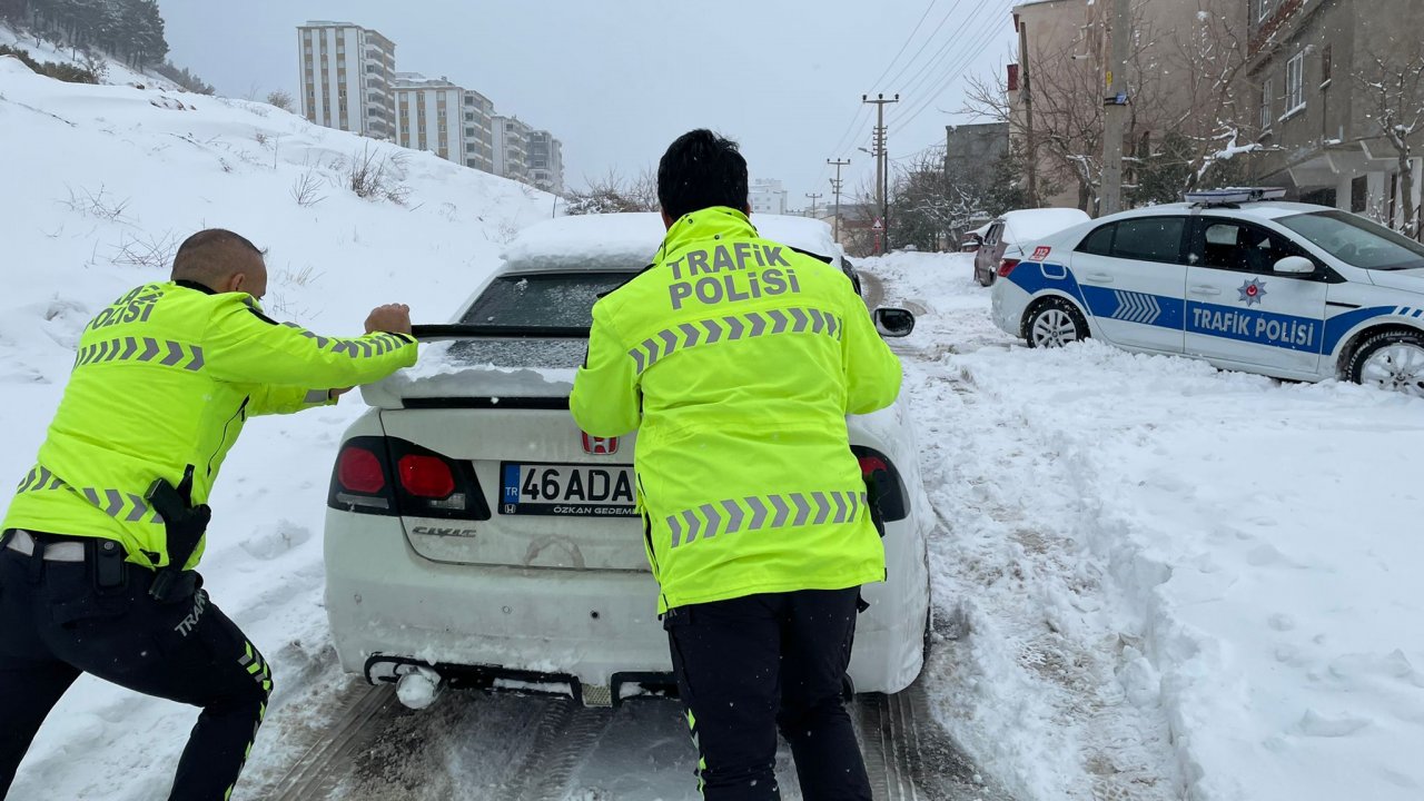 Sürücülerin imdadına polis ekipleri yetişti 