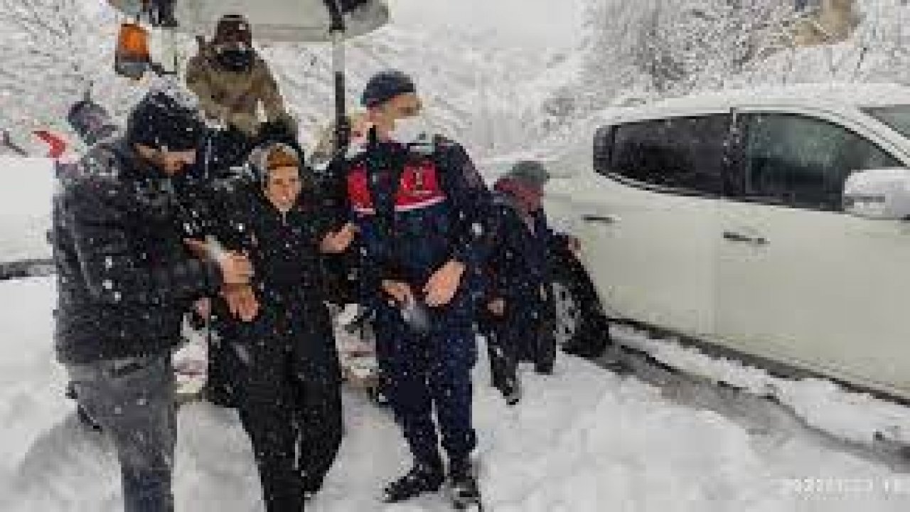 Kahramanmaraş'ta evleri kardan yıkılmak üzere olan çifti jandarma kurtardı