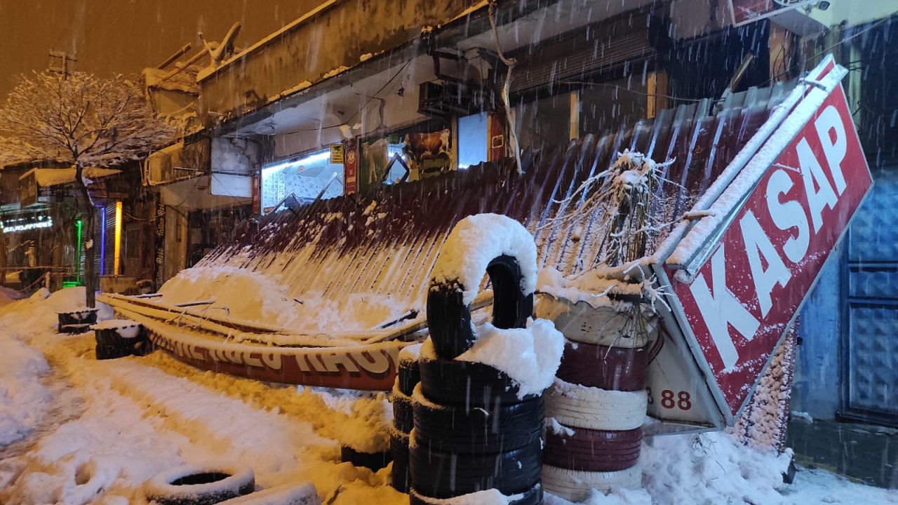Kahramanmaraş’ta sundurma kar yağışına dayanamadı yıkıldı 