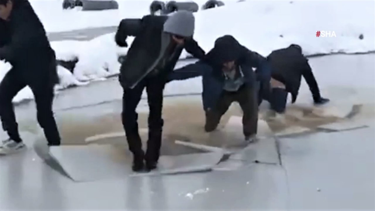 Buz tutmuş çayda doyasıyla eğlendiler