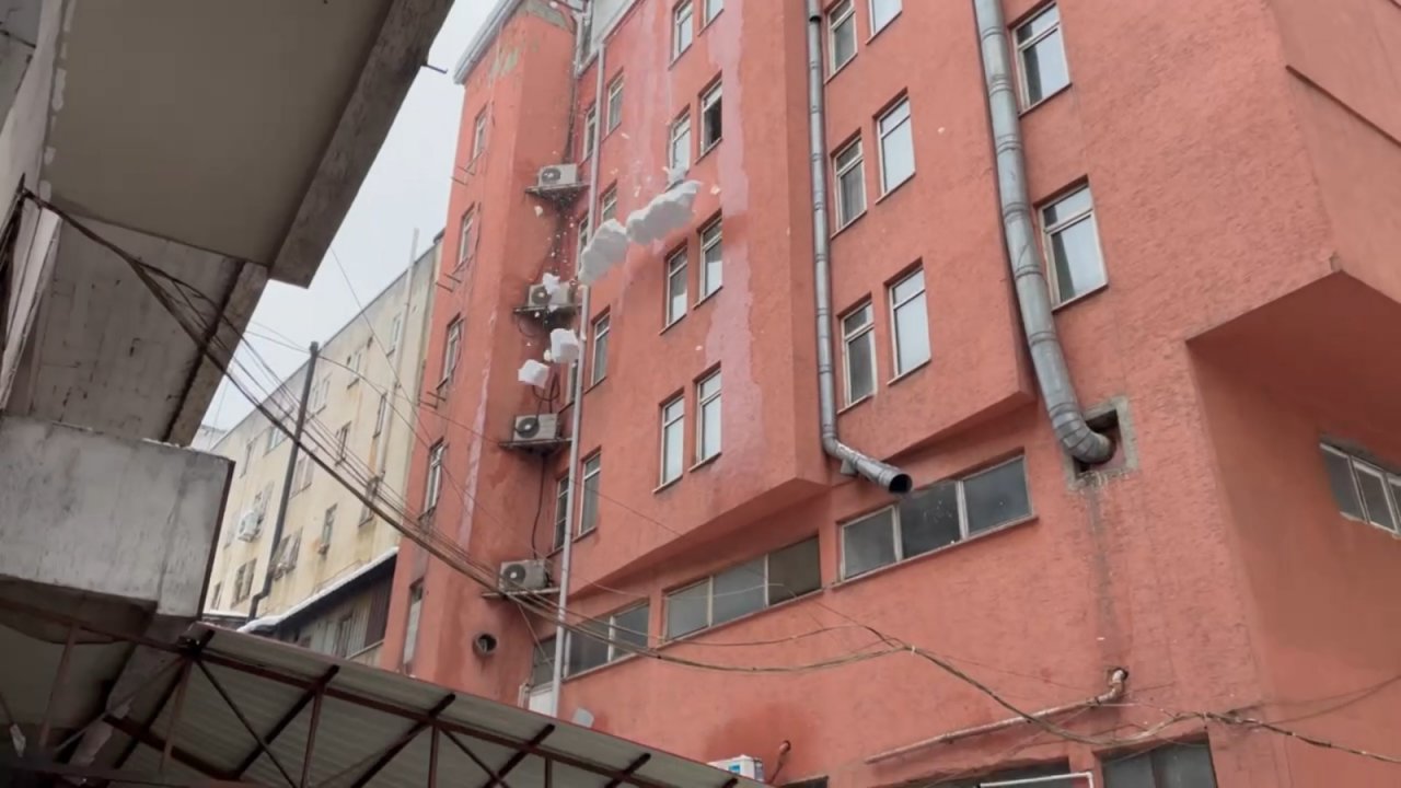 Kahramanmaraş’ta çatıdan düşen kar yığınları paniğe neden oldu 