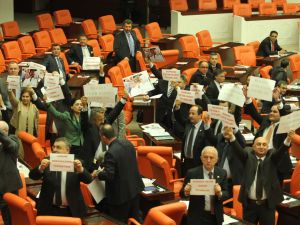 Mecliste Chpden Pankartlı Protesto