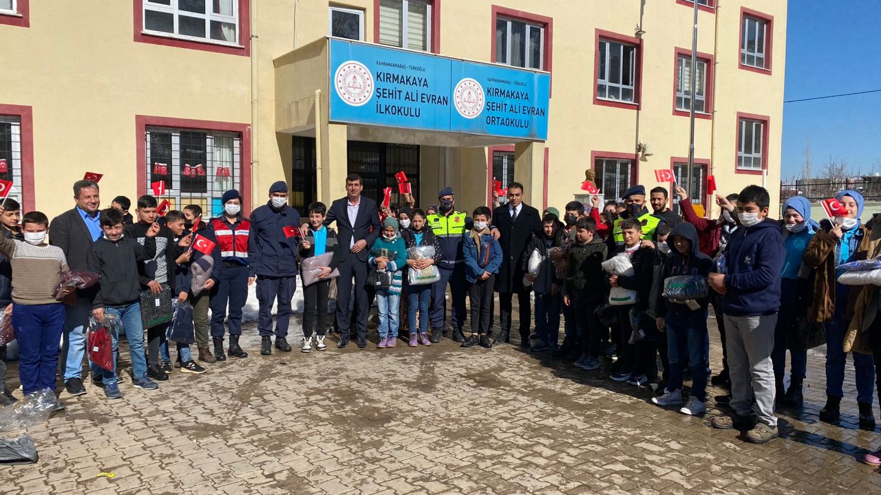 Türkoğlu’nda ihtiyaç sahibi öğrencilere destek verildi