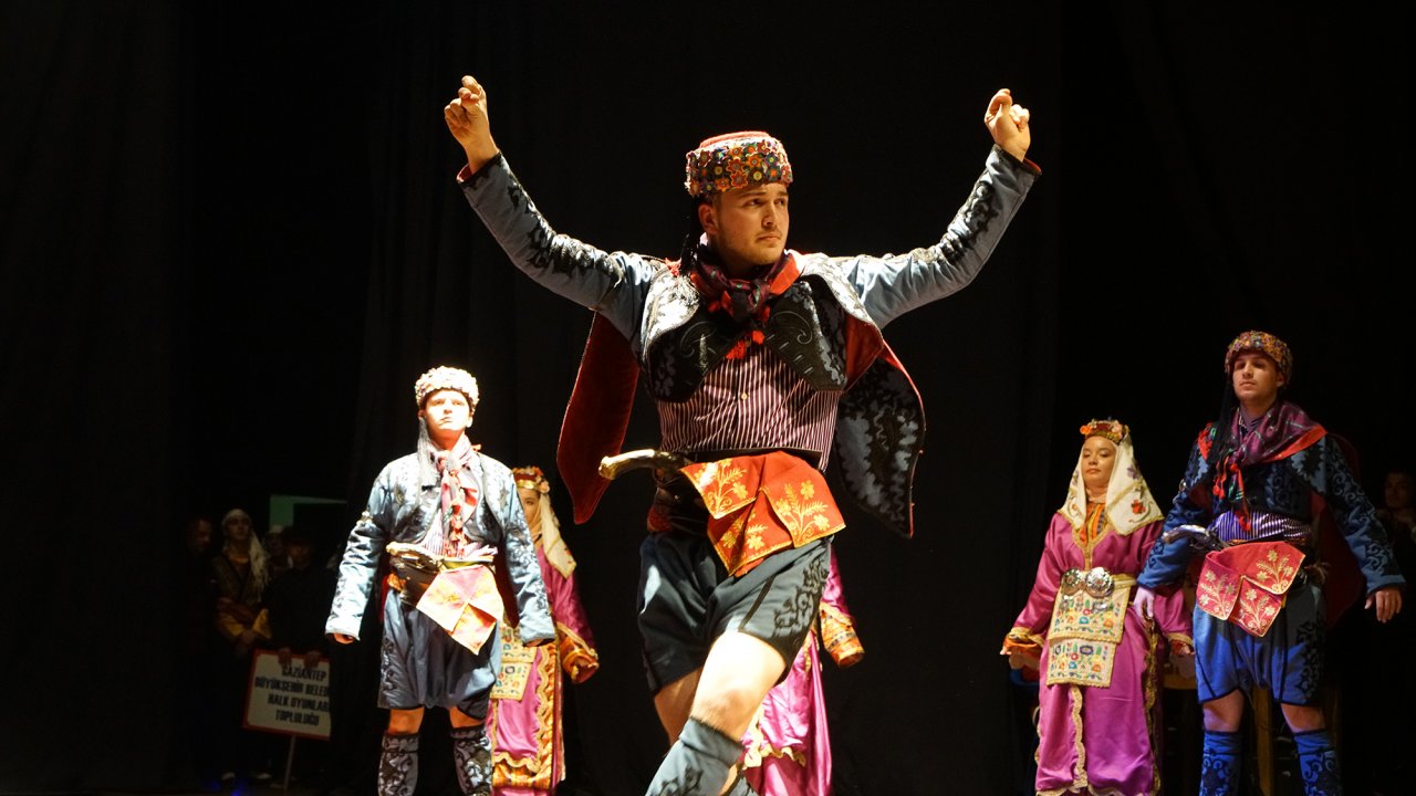 Halk Dansları izleyenleri büyüledi