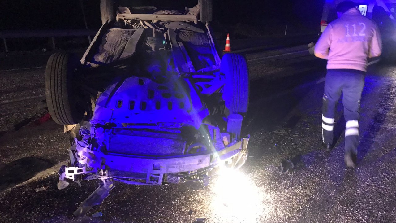 Otomobil bariyerlere çarparak devrildi