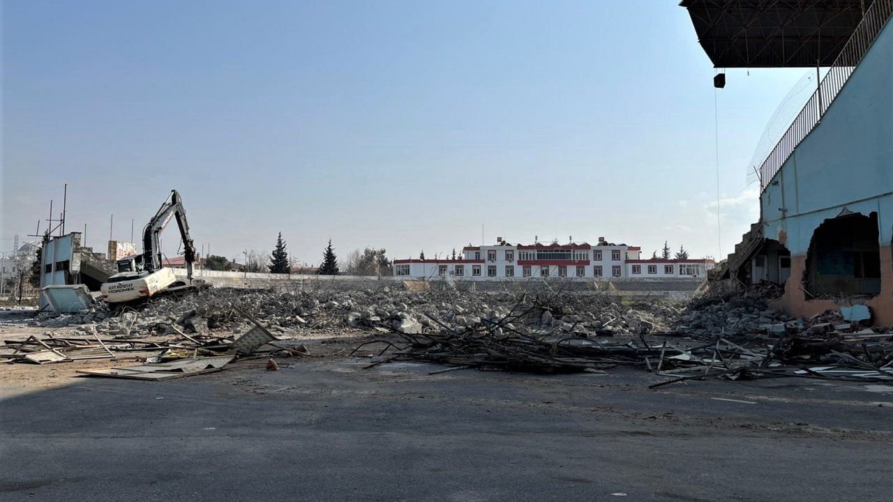 Hanefi Mahçiçek Stadyumu yıkım çalışmaları başladı 