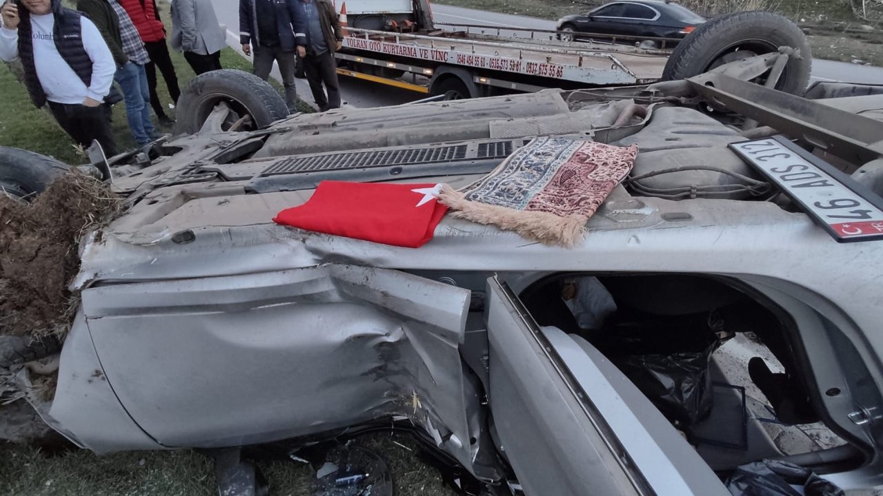 Köpeğe çarpmamak için manevra yapan otomobil takla attı