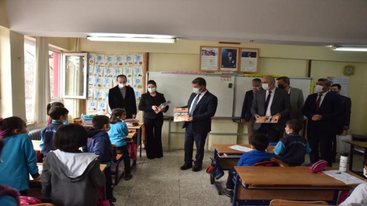 Türkoğlu Belediyesi'nden öğrencilere "akıl ve zeka oyunları" kitapları hediye edildi