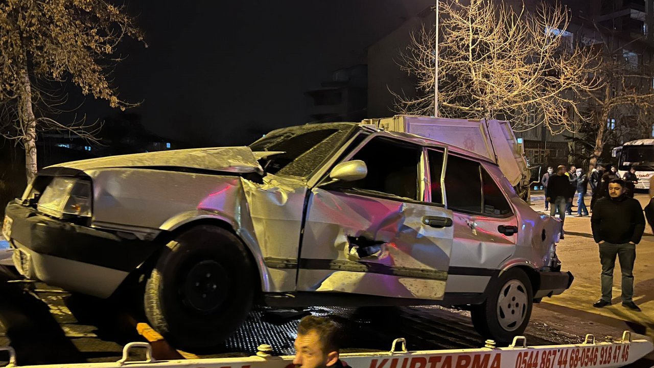 Elbistan’ da Otomobil çöp aracına çarptı