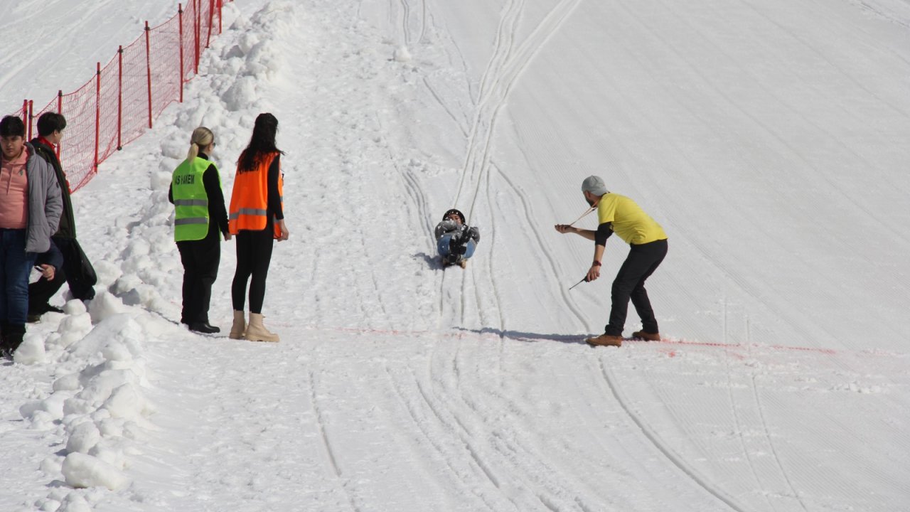 Kayak Merkezi'ne gelen kayakseverler güneşli havada karın keyfini çıkardı
