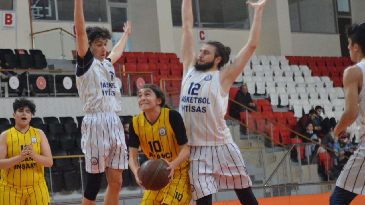 U18 Erkekler ve Kızlarda İl Şampiyonu Basketbol İhtisas oldu.
