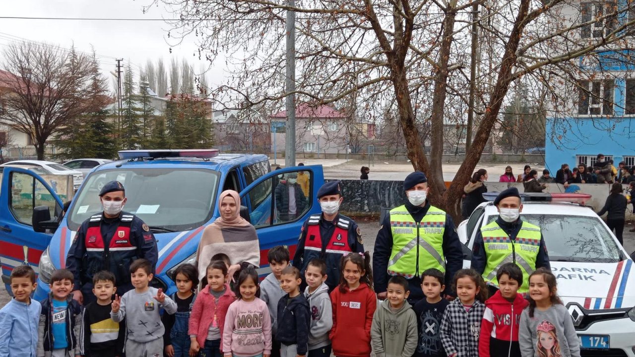 Jandarma’dan öğrencilere trafik eğitimi 
