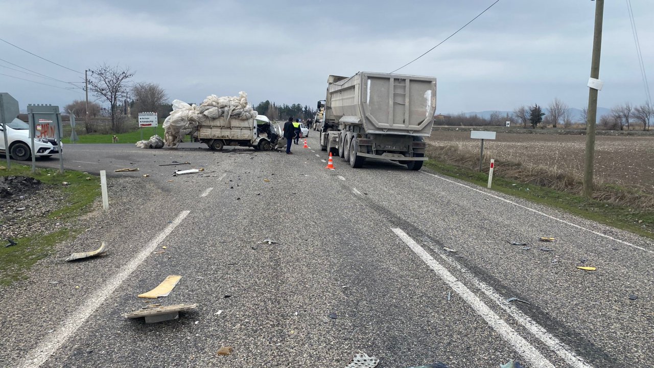 Türkoğlu’nda kamyonet ile tır çarpıştı