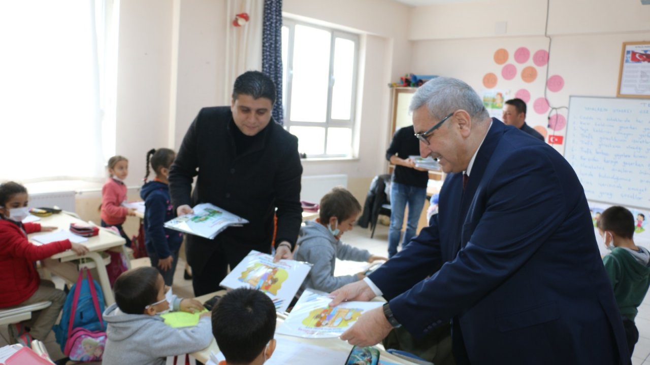 Başkan Yılmazcan’dan Çocuklara Boyama Kitabı