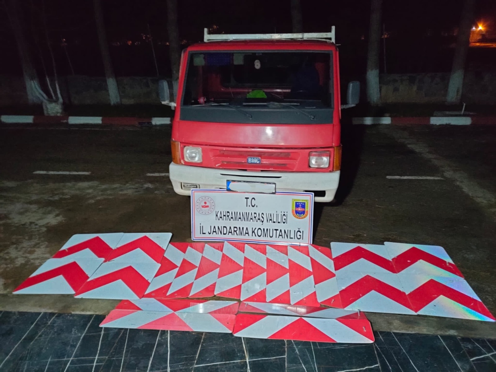 Kahramanmaraş’ta trafik levhalarını çaldılar 