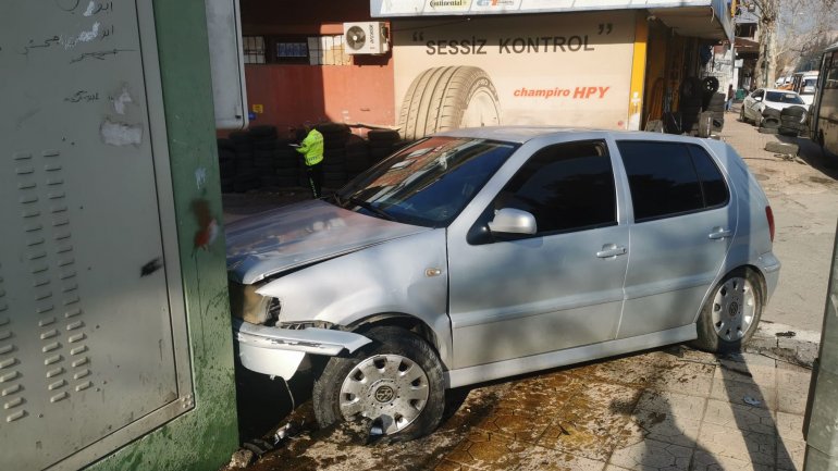 Otomobil elektrik trafosuna çarptı: 1 yaralı 