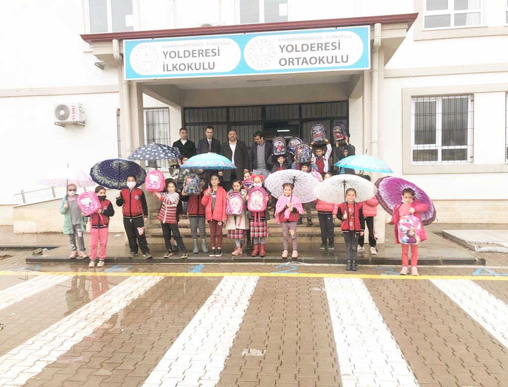 Ülkü Ocakları çanta ve şemsiye hediye etti