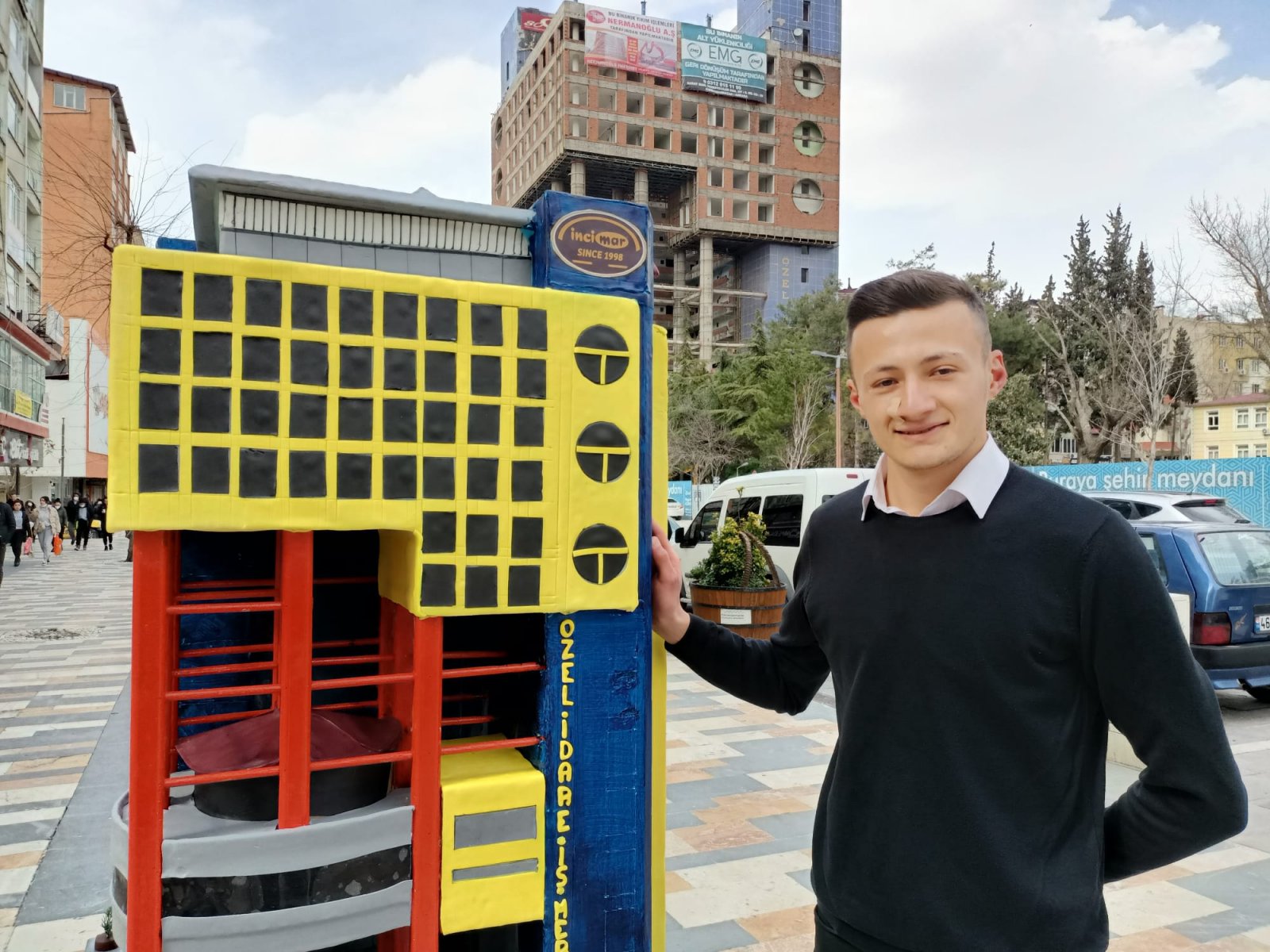 Sarı Bina’nın şeker hamurundan maketini yaptı 