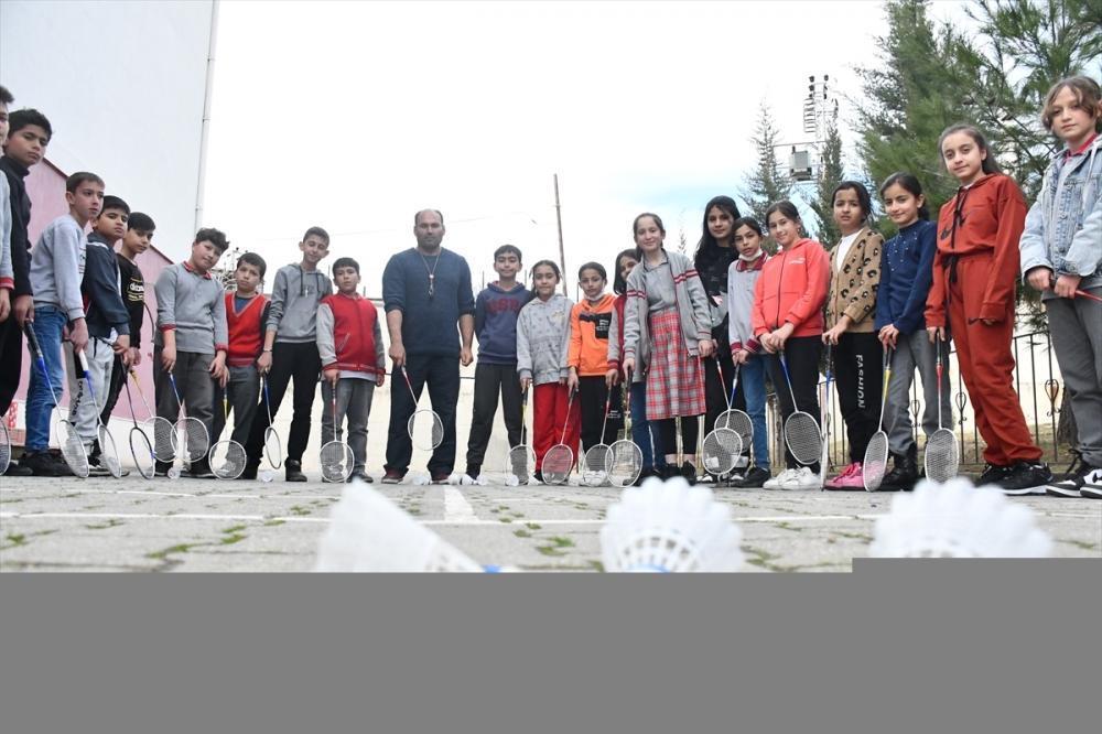 Protezli beden eğitimi öğretmeni şampiyon yetiştiriyor