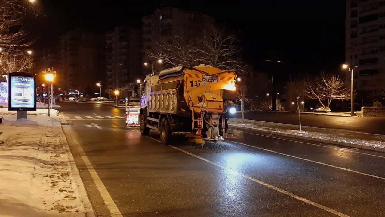 Büyükşehir’den Buzlanmaya Karşı Önlemini Aldı