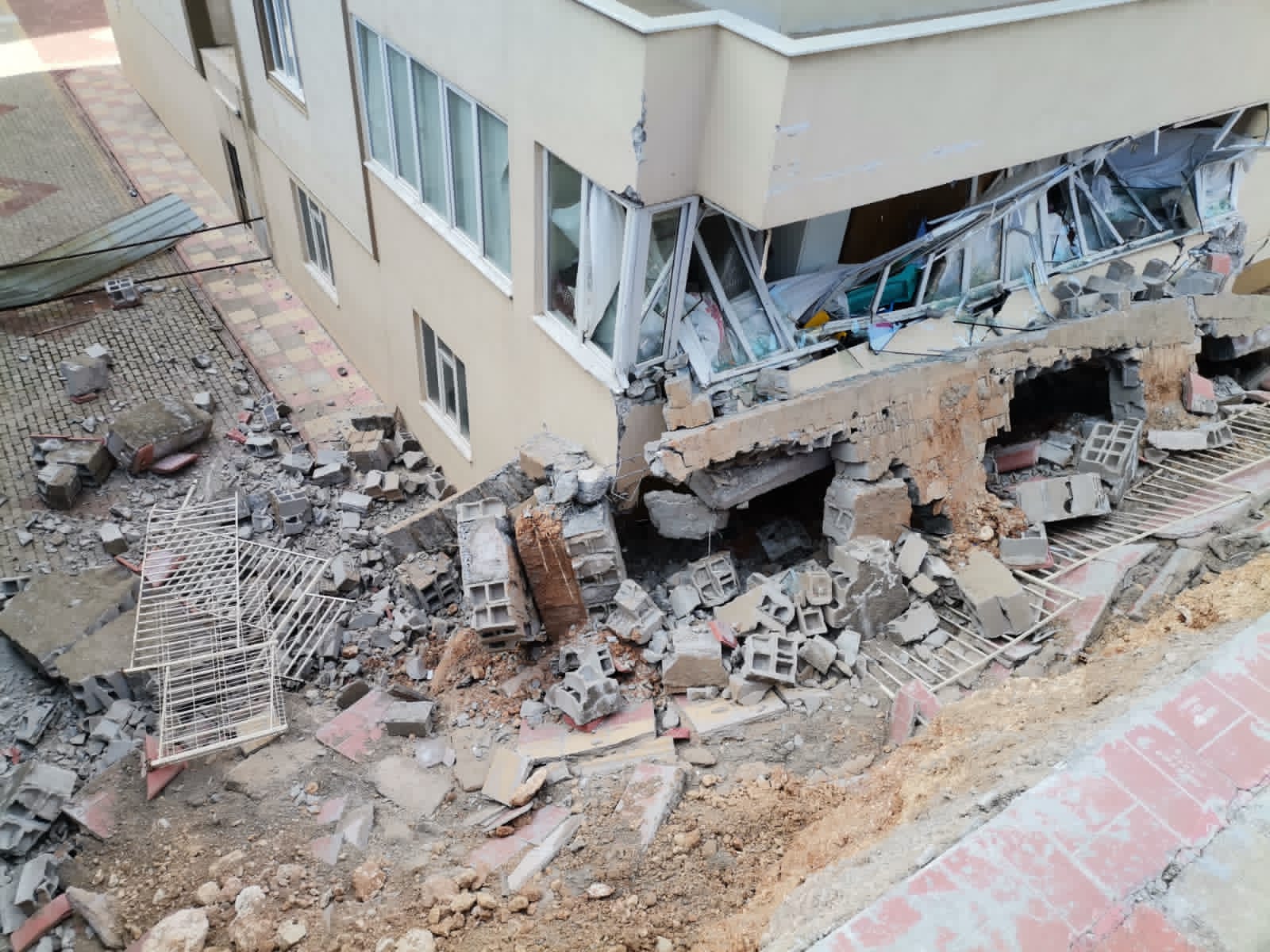 Kahramanmaraş’ta istinat duvarı binanın üzerine yıkıldı