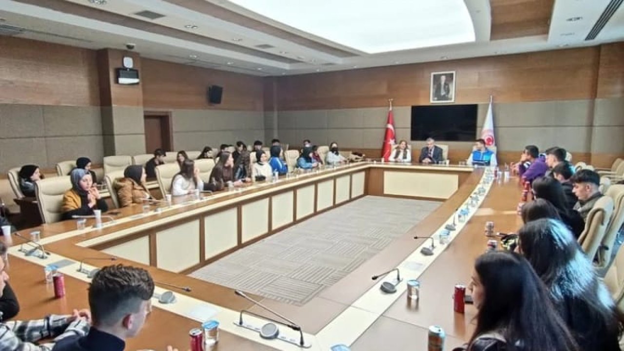 Güvenç, Kahramanmaraşlı lise öğrencilerine TBMM’yi gezdirdi