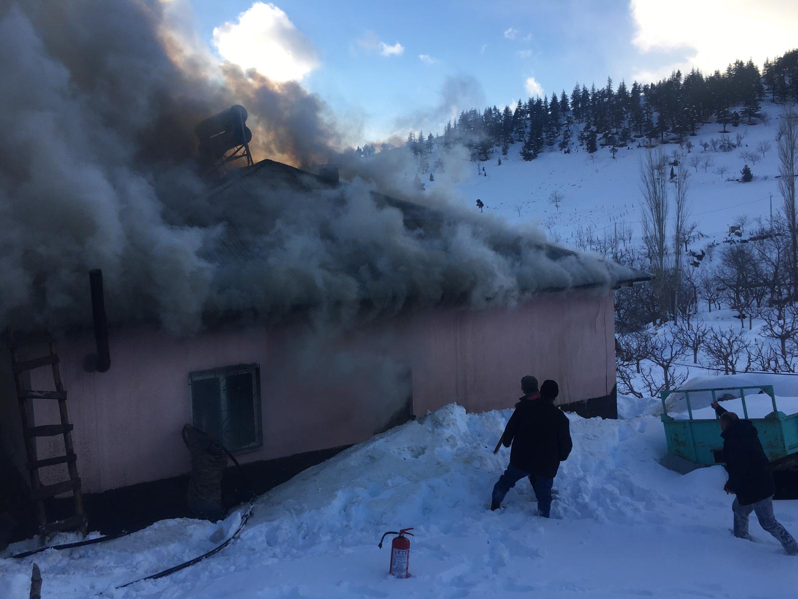 Sobadan çıkan kıvılcım evi kül etti