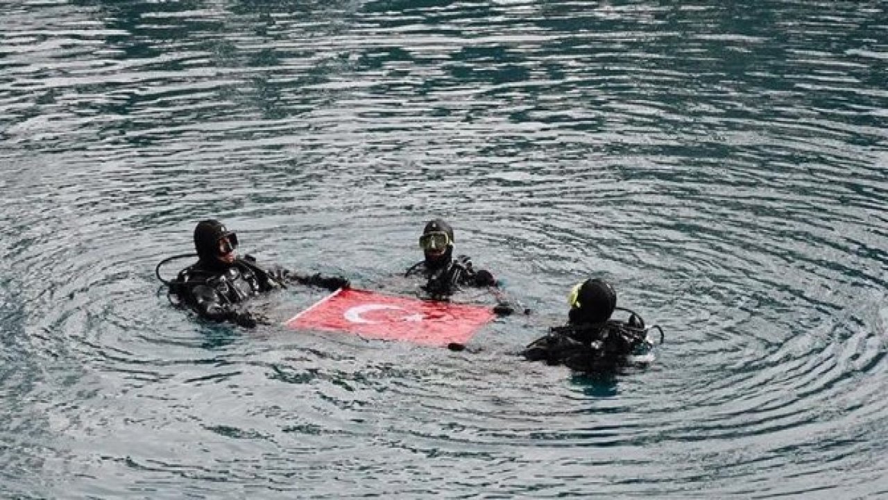 Kahramanmaraşlı itfaiyeciler su altında Türk bayrağı açtılar
