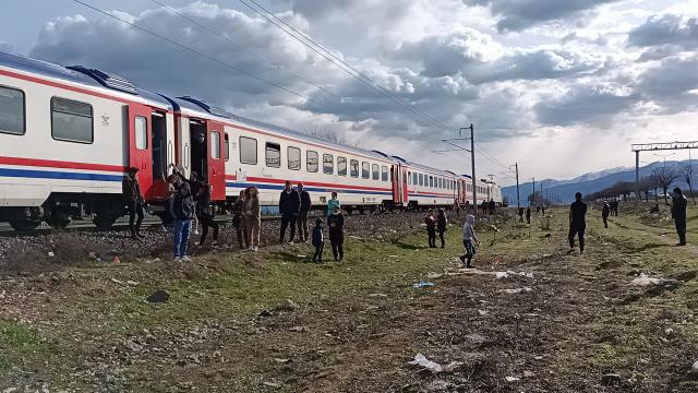 Kahramanmaraş'ta hemzemin geçitte trene çarpan kamyonetteki 2 kişi yaralandı