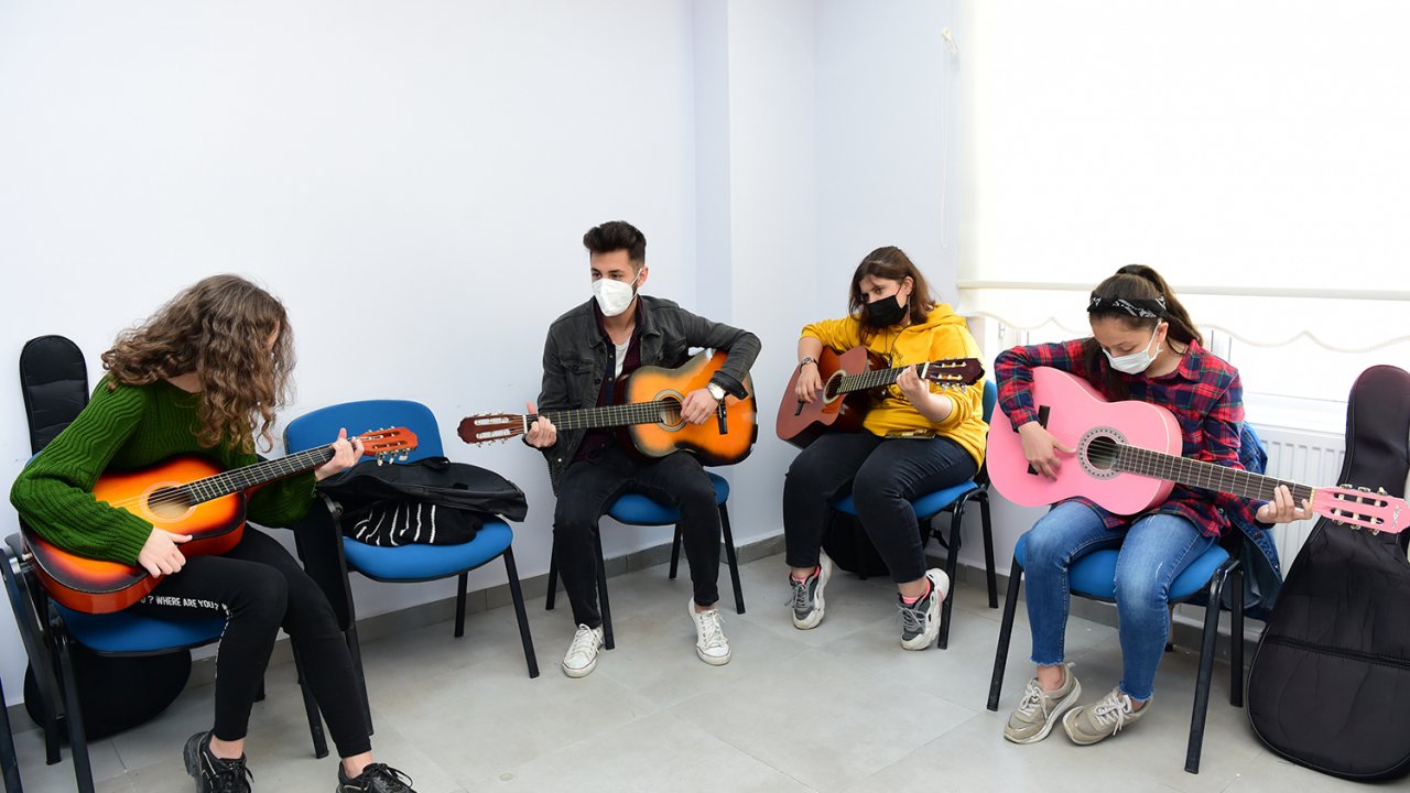 Gençler Dulkadiroğlu Gençlik Merkezi Kurslarına Yoğun İlgi Gösterdi