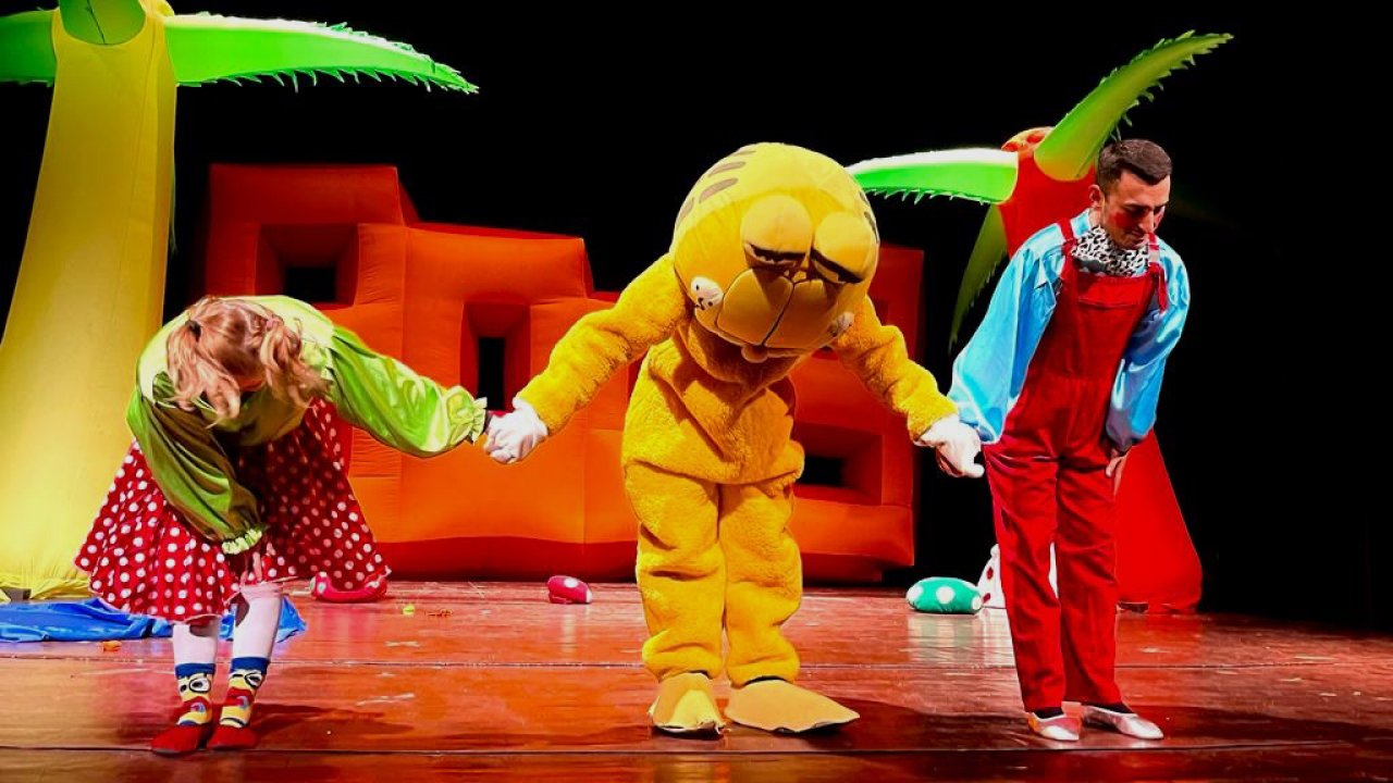 İhtiyar Kedi Garfi Miniklerle Buluştu