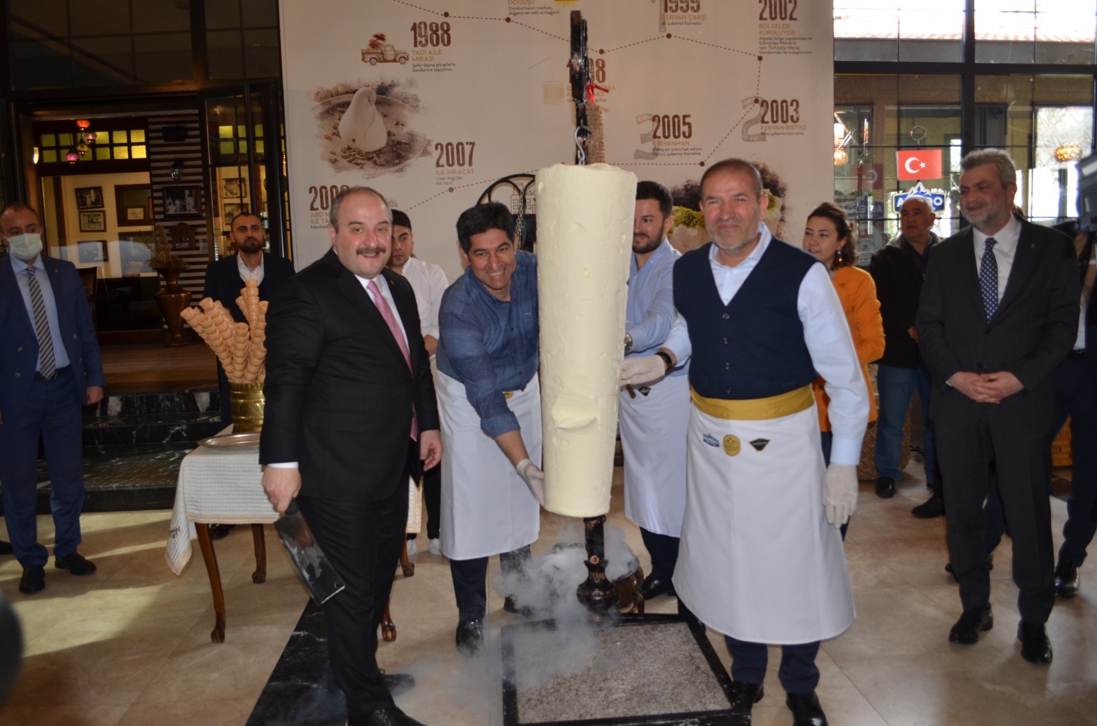 Bakan Varank’tan Kervanhan’da Dondurma Şov