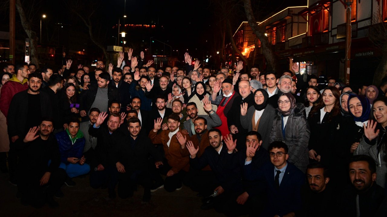 Bakan Varank Demokrasi Meydanı’nda Gençlerle Buluştu