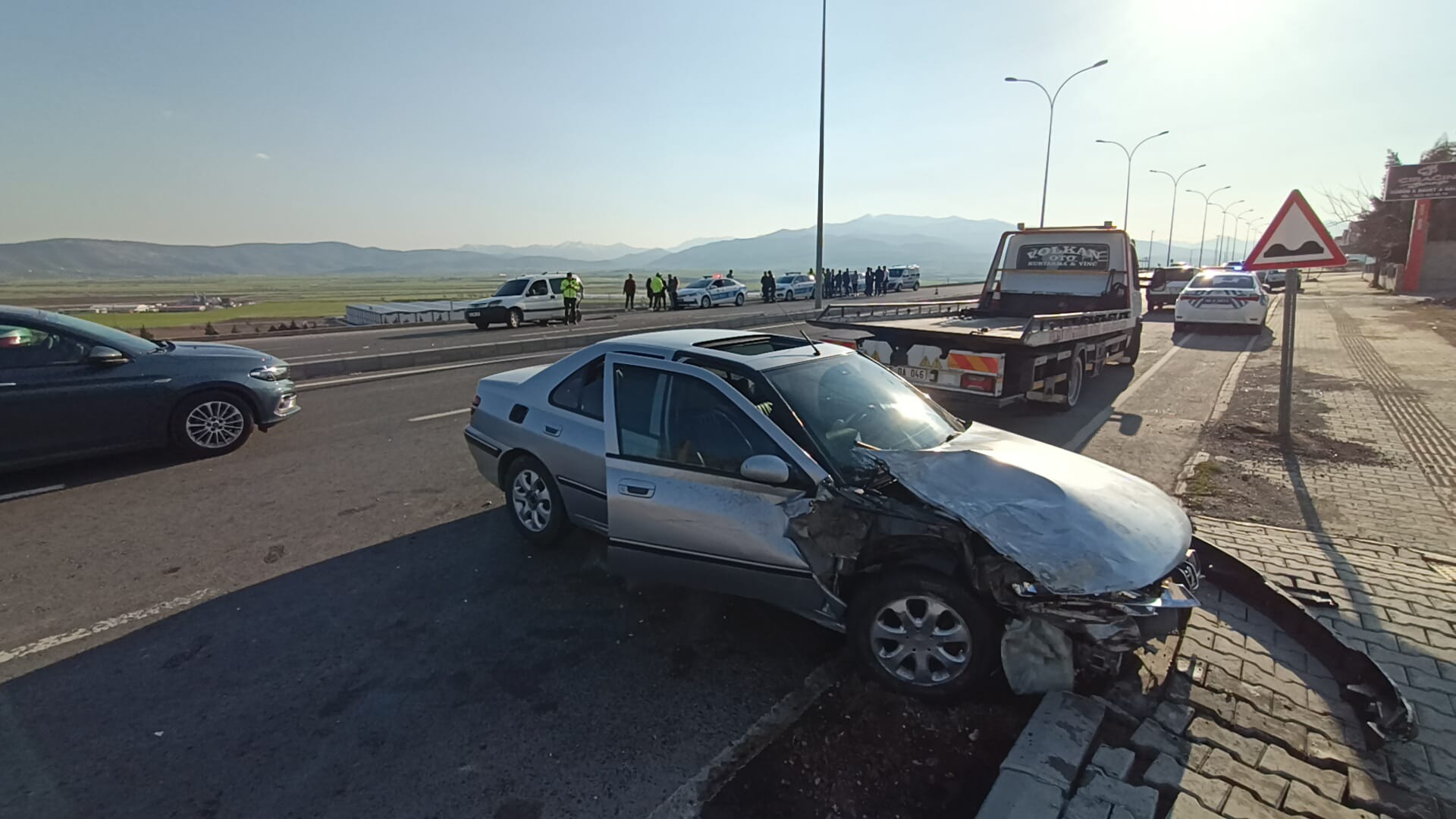 Otomobiliyle polis noktasına daldı: 1’i polis 3 yaralı 