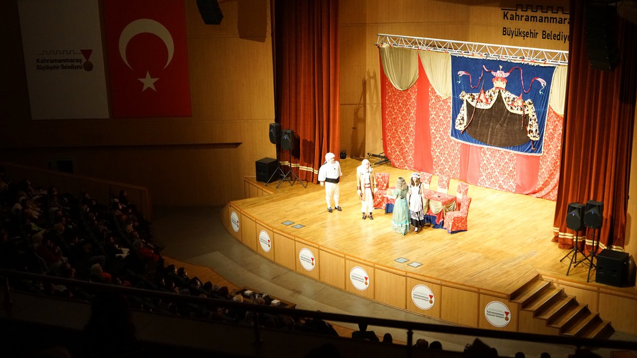 Tiyatroseverlerden ‘Kibarlık Budalası’na Tam Not