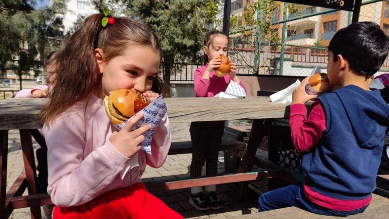 Kahramanmaraş'ta 1250 öğrenciye balık burger ikram edildi