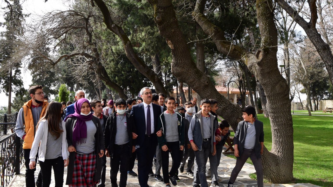 Başkan Güngör Tarihi Maraş Kalesi’nde Gençlerle Buluştu