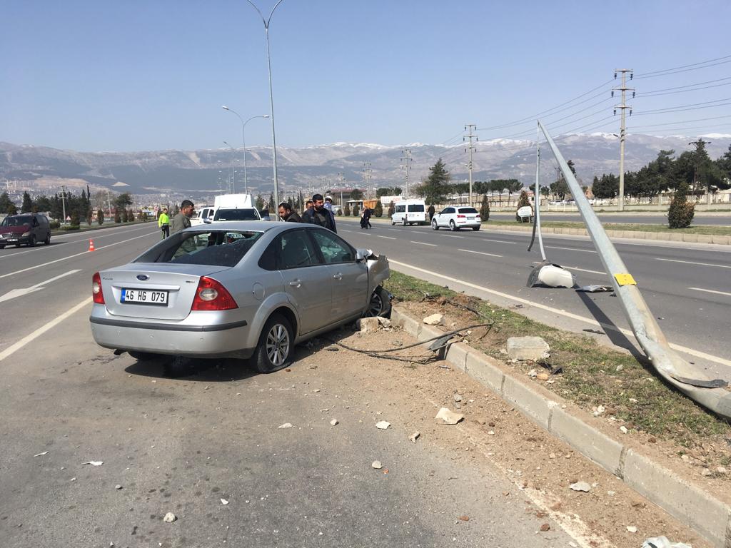 Kahramanmaraş’ta otomobil elektrik direğine çarptı